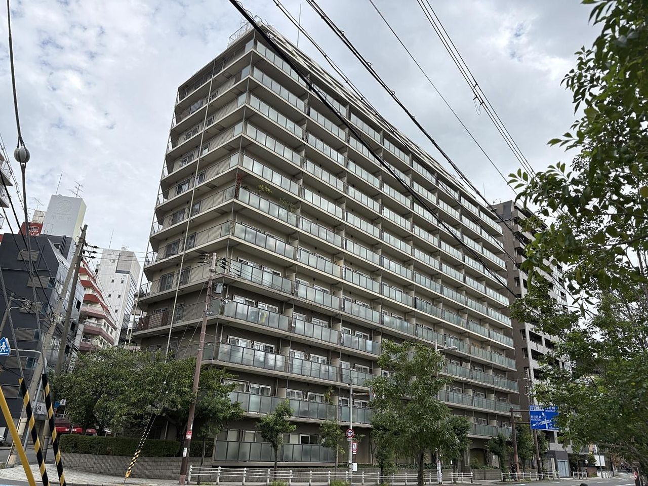 日当たりの良い南西向きバルコニー！
ベランダ窓は二重サッシのため、防音・断熱に効果あり！
分譲マンションの賃貸貸し！