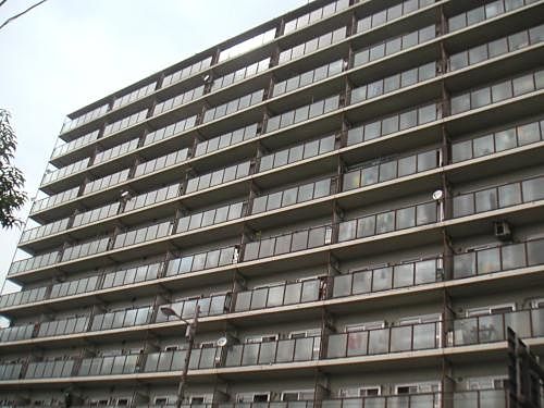 角部屋の引き回しバルコニーで
日当たりの良い南西・南東向き！
ベランダ窓は二重サッシのため、防音・断熱に効果あり！
分譲マンションの賃貸貸し！